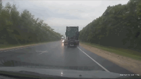 视频：变道超车太随意！正面撞货车伤不起