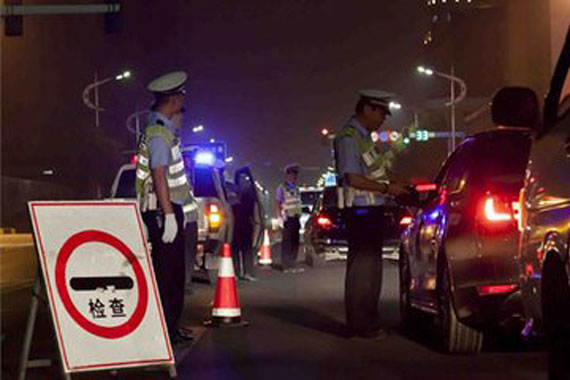 无证司机威胁警察:你不关我 我看不起你