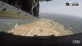 视频:美军空投演习 1500m高空投下悍马车