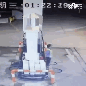 视频：为何车主开车猛撞加油员？