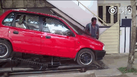 视频：节约空间的奇葩车库 让人佩服不已！