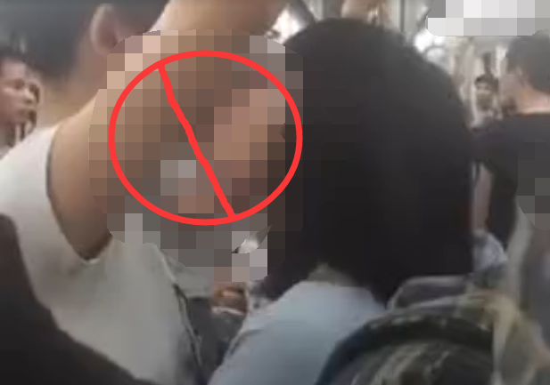 视频:情侣公交上做这事 网友直呼辣眼睛