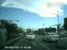 视频:东莞“路怒哥”！街头暴力引热议