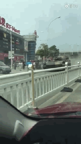 视频：坦克打滑撞轿车！这保险怎么走程序