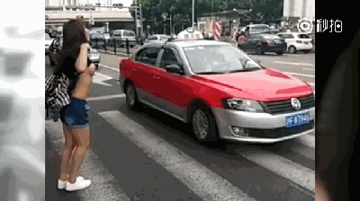 视频：美女挑逗出租车司机！作风太大胆