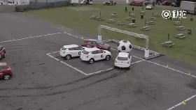 视频：汽车踢足球，水平赶超国足