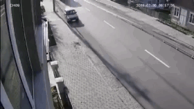 视频：刚停车就被撞个粉碎！司机惨遭挤压