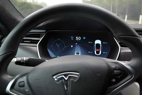 车主突发致命疾病 特斯拉自动驾驶急送医