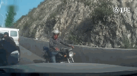 视频：太猖狂 光天化日盗贼砸窗盗物