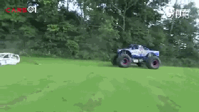 视频：威力十足！“大脚怪”碾压警车