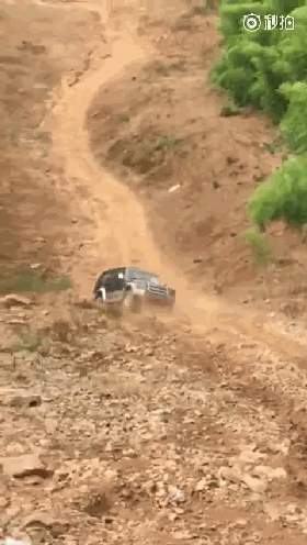 视频：越野自信冲坡！滑落翻车很恐怖