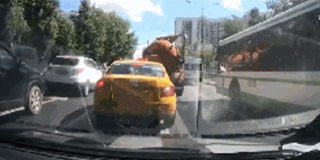 视频：粪水车爆炸！周围的汽车也太倒霉了