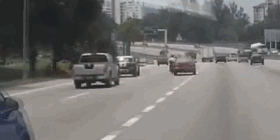 视频：轿车故意撞翻摩托车！随后淡定逃逸