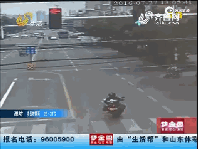 视频：马路上骑车看手机！被撞飞怨谁呢？