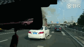 视频：夏季汽车又自燃！北京东四环出事故