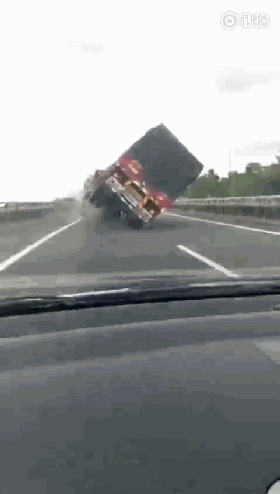 视频：超载大货车侧翻！两辆轿车幸运躲过