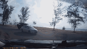 视频：飞车一时爽！车祸来临很悲伤