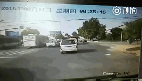 视频：报复社会？十字路口闯红灯撞碎多车
