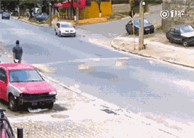 视频：漂移失败变翻车！这也太尴尬