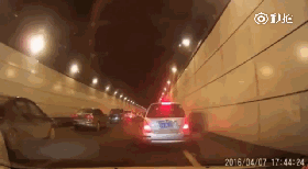 视频：国人有爱传善心！纷纷为救护车让行