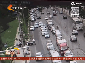 视频：司机开奔驰顶着保安狂奔300米