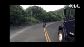 视频：近距离看电影拍摄中的车祸！