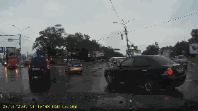 视频：十字路口是车祸最多的地方！