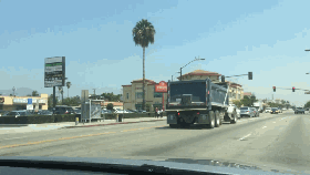 视频：横行霸道的货车！谁挡路就撞谁