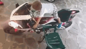 视频：小小年纪就爱车 长大目标是赛车手