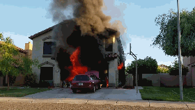 视频：惊呆了！一辆车撞毁一栋别墅