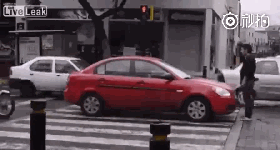 视频：男子挡住汽车前行 但是不为碰瓷