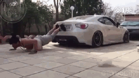 视频：与汽车一起健身的场面你见过吗？