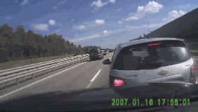 视频：高速路追尾有多危险？警惕变道超车