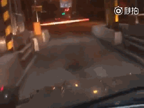 视频：男子为逃避高速费用！冲断栏杆逃跑