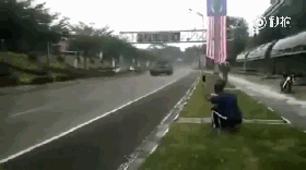 视频：坦克上高速公路！这速度还挺快
