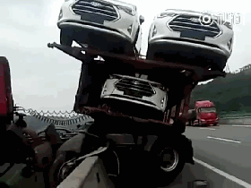 视频：司机吓得腿软！大货车悬空在悬崖边