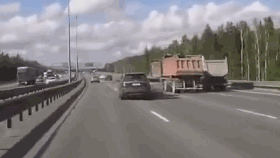 视频：后车司机走神！高速追尾危险车祸