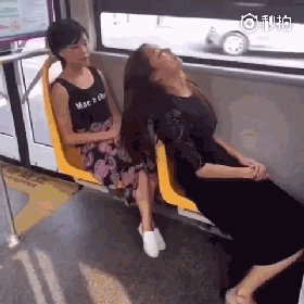 视频：美女在公交车上睡着后竟然