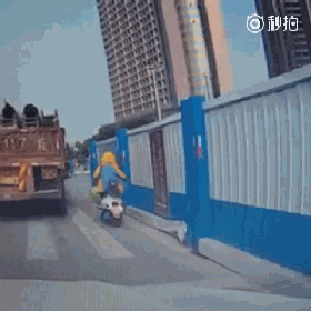 视频：超载货车酿惨剧！无辜路人受重伤