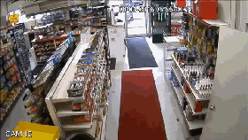 视频：汽车冲进便利店！收银员被吓傻了