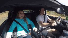 视频：金发美女坐跑车！吓得全身酸软无力