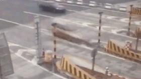 视频：轿车走神撞收费站！空中旋转360度