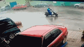 视频：狂风掀翻雨棚！将骑车人击倒在地