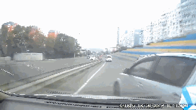 视频：随意变道太嚣张！强行追尾酿事故