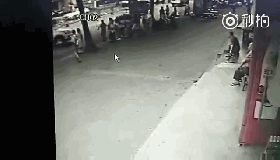 视频：蓄意谋杀？轿车疯狂冲撞行人