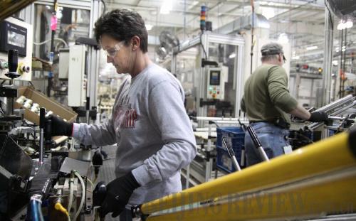 乘用车产销增速 汽车零部件公司业绩提升