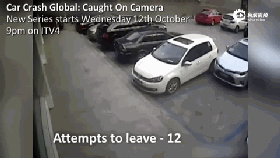 视频：司机倒车！竟然连撞旁边小车21次