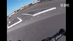 视频：绝对是亲妈！开车撞倒自己儿子