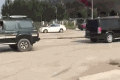 视频：城会玩！越野车举行拔河比赛