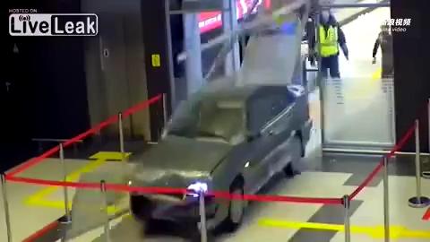 视频：战斗民族醉酒司机开车闯机场